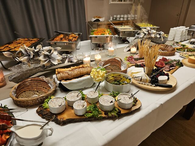 selbstgemachter Schmalz mit Gewürzgurken und frischen Brot