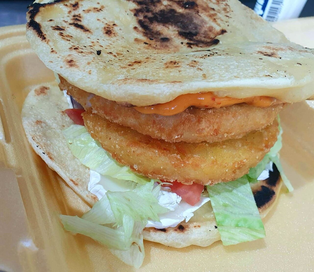 Double Burger Naan(frites boisson) 10.50€
(Naan fait maison, double cheddars, double steak ou double poulet pané, crudités)