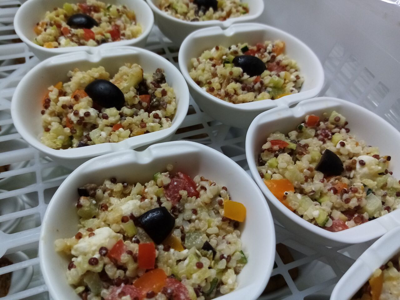 verrine de salade de quinoa, feta, olive noire, concombre et tomates (plat végétarien)