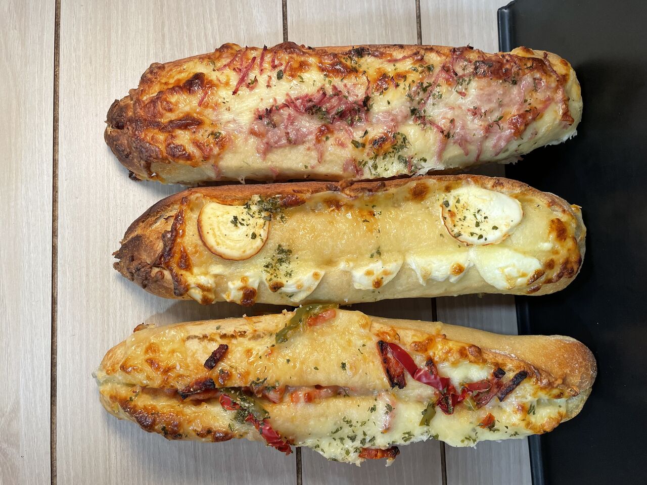 Baguette tapas lardons, chèvre miel ou chorizo poivrons 