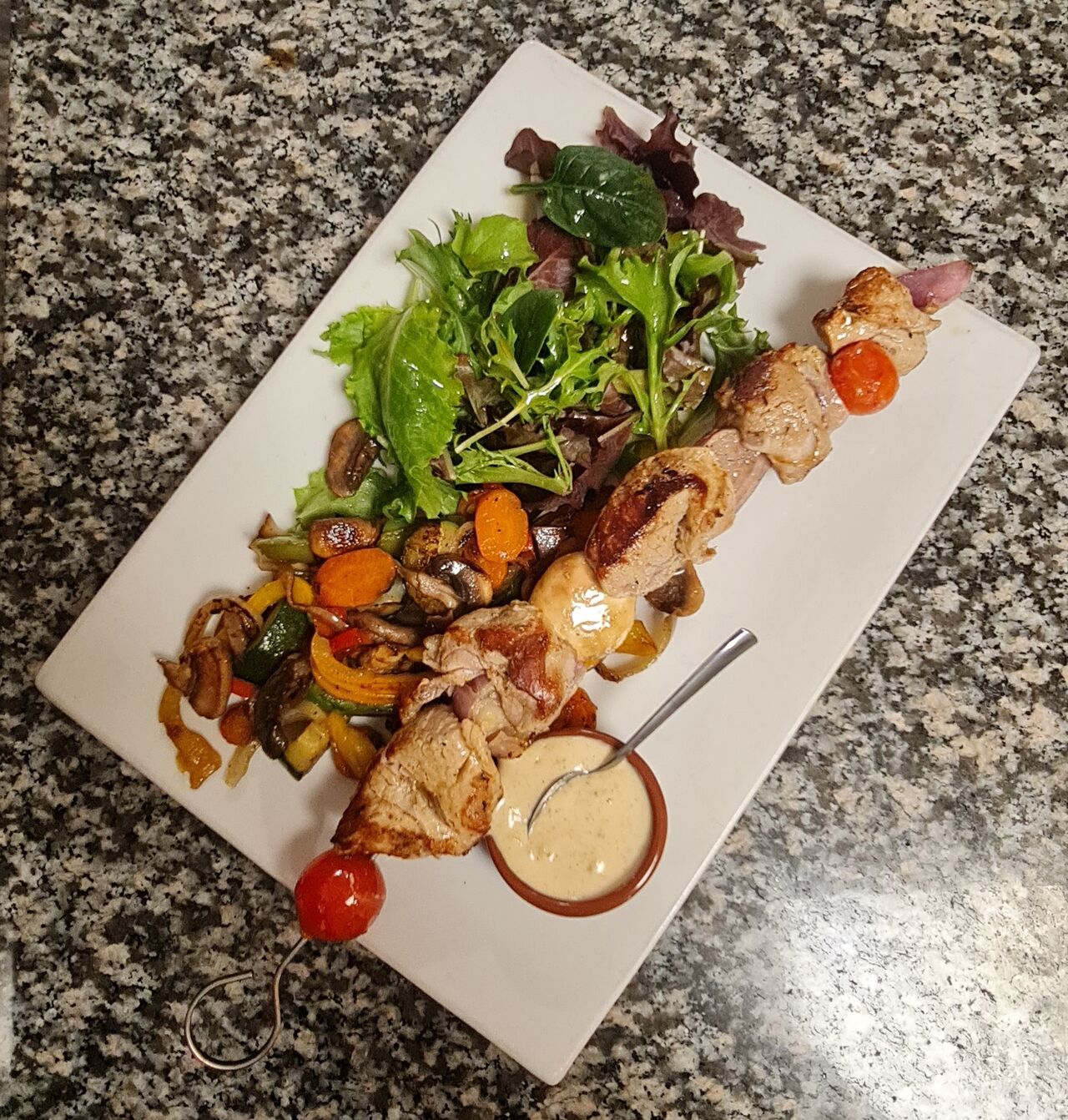 Plat du jour : Brochette de poulet et légumes