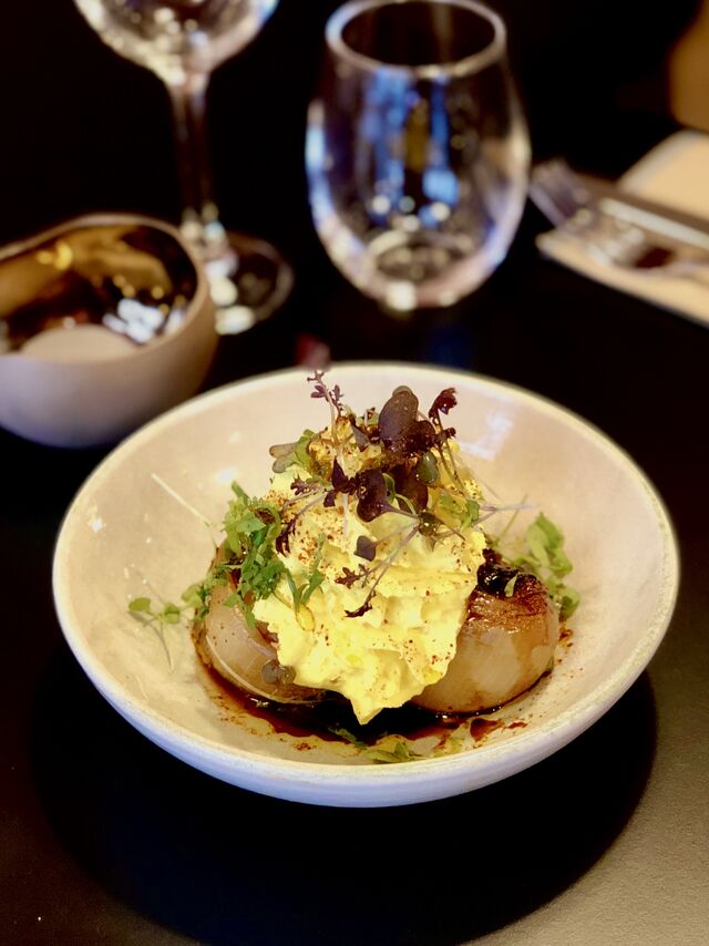 Oignons roscoff rotis au miel et chantilly au curcuma