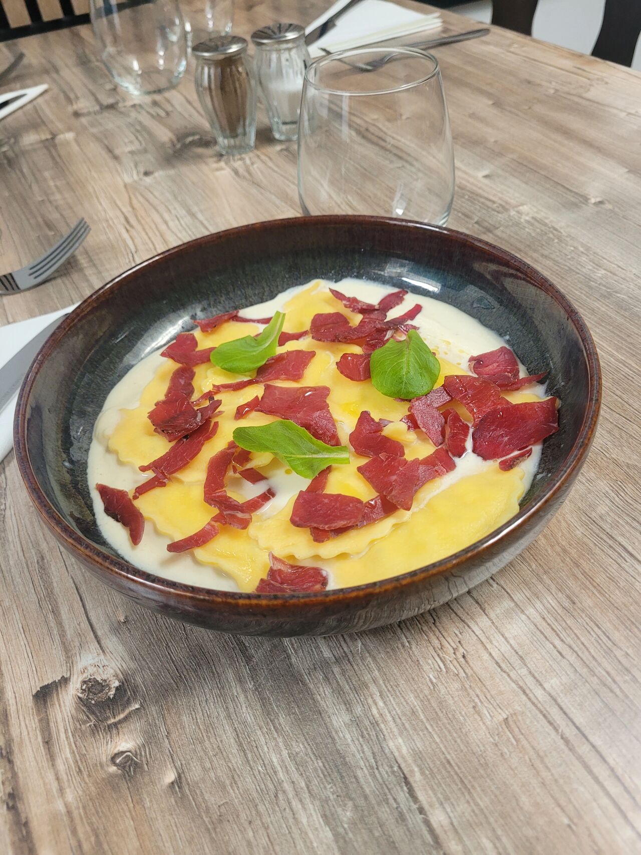 Agnolottis à la Truffe, Crème Parmesane et Copeaux de Bresaola