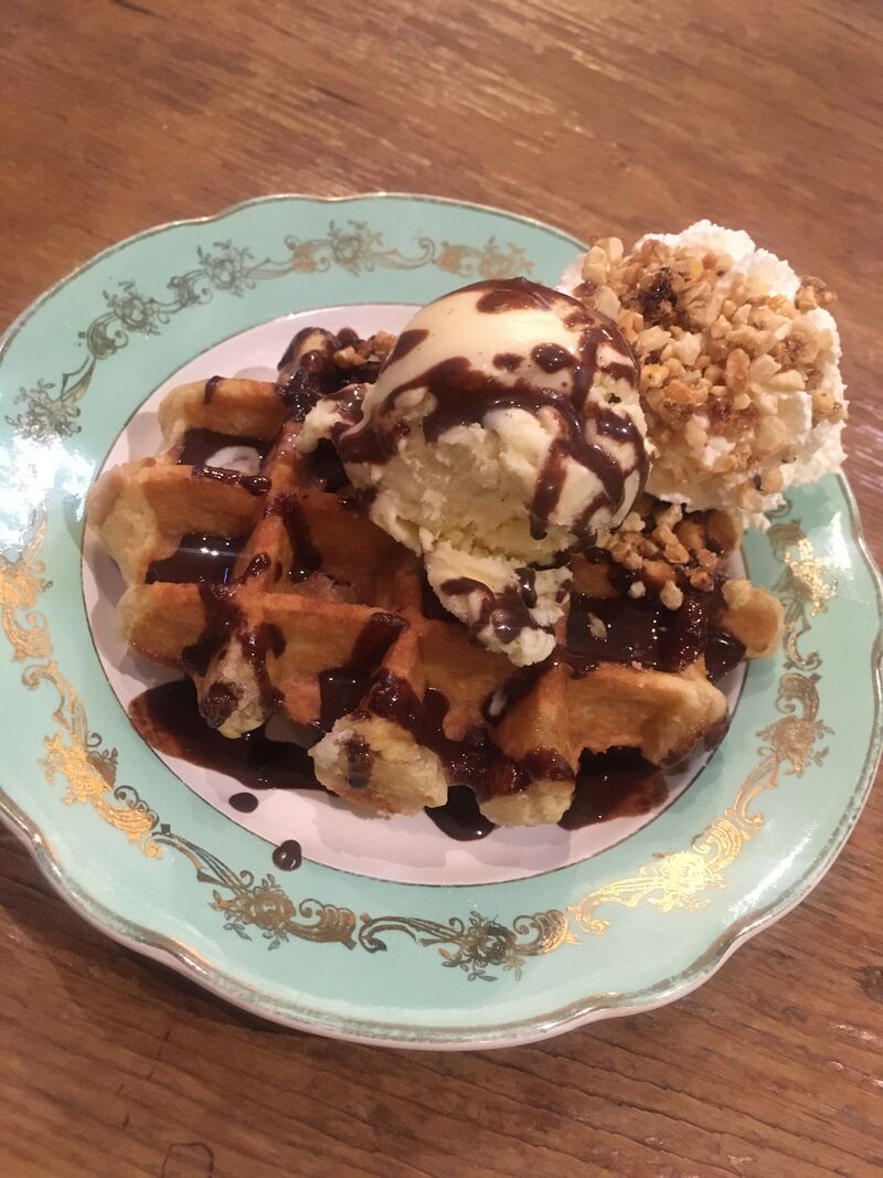 Gaufre de Liège, coulis de chocolat & boule de glace vanille