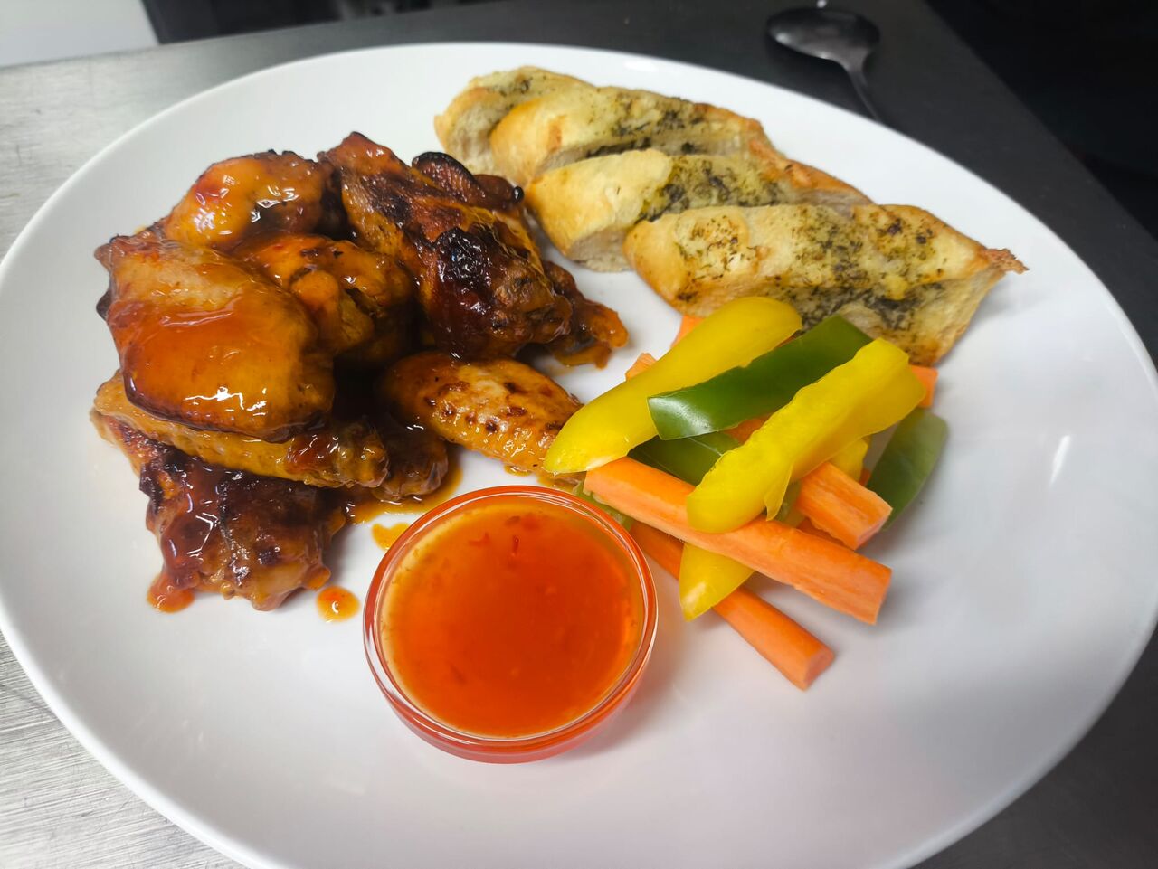 Kuřecí křidýlka se zeleninovým crudité a bylinkovou bagetkou