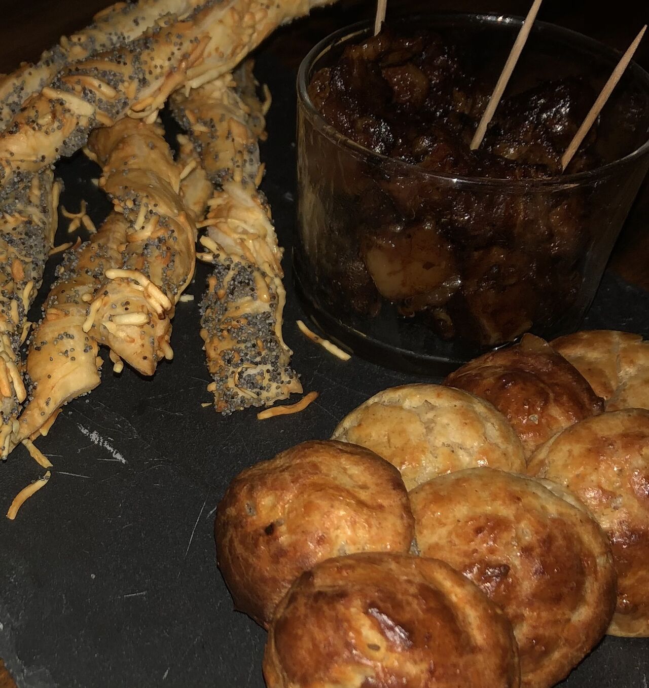 Rillons cocktail, gougères et sacristains