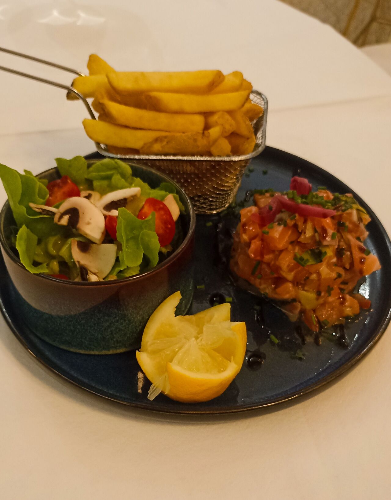 Tartare de saumon, frites et salade