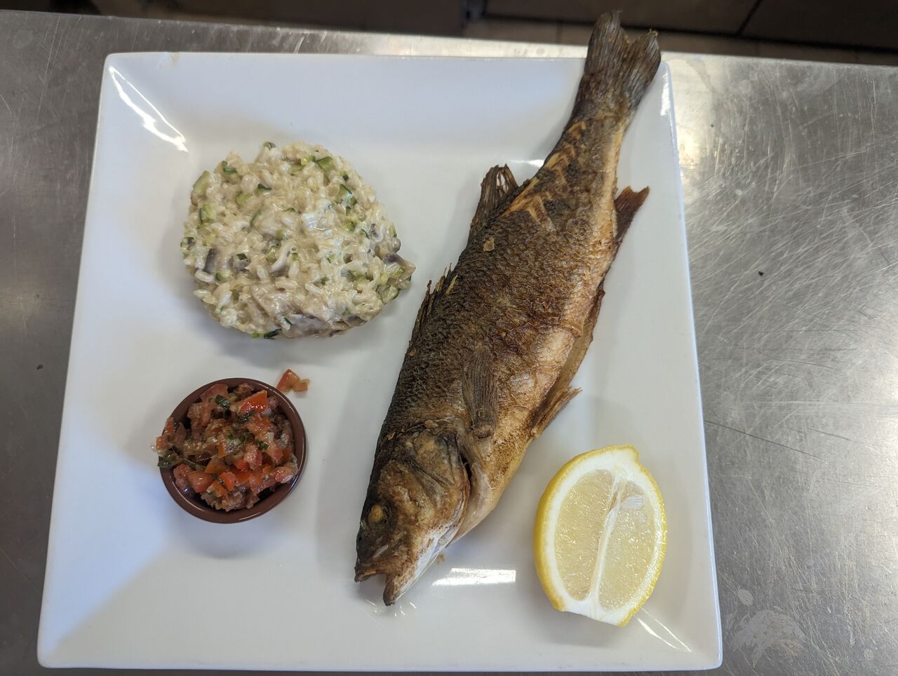 Ba entier rôti sauce vierge risotto courgettes et champignons 