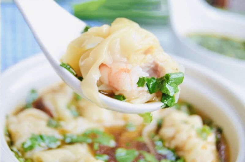 Soupe des raviolis aux crevettes 