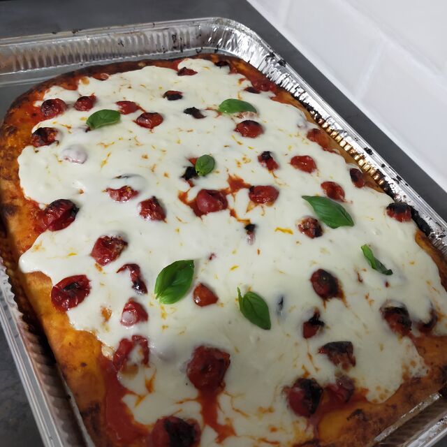 Pizza tomates cerises mozza basilic