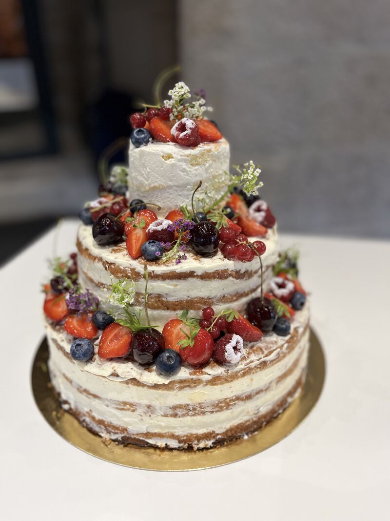 Nude cake