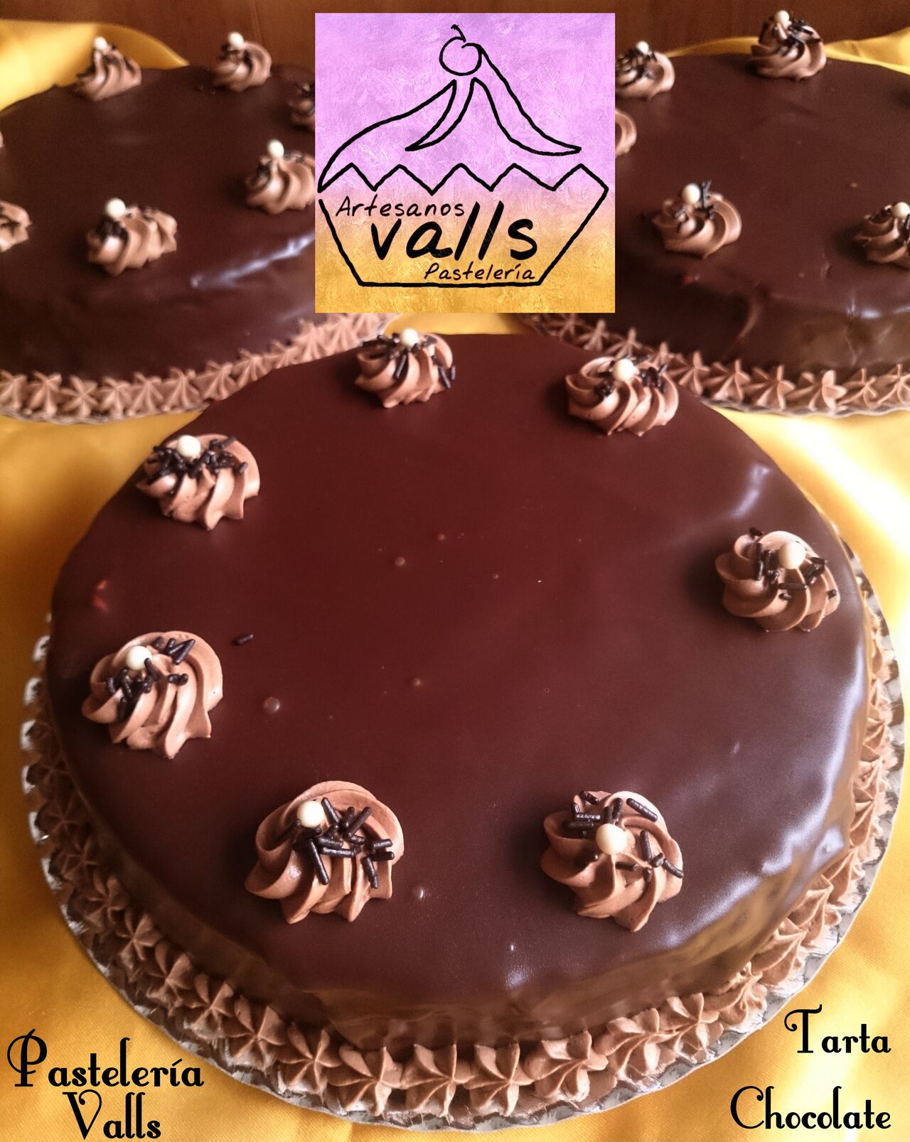 Tarta de Chocolate.
Bizcocho de Chocolate relleno de Crema de Cacao y Chocolate con un baño de cobertura de Chocolate 