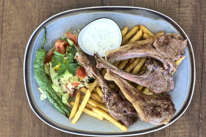 Lammkotelett mit Pommes und Salat