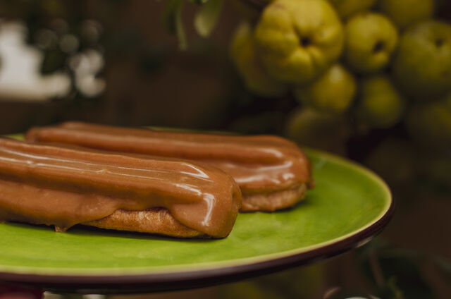 Еклер карамельний - заварне тісто, чіз-крем карамельний.