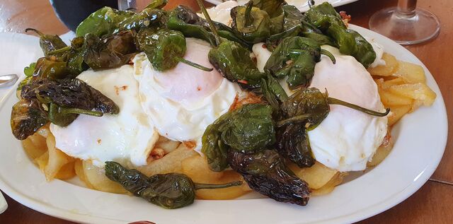 PATATAS PIMIENTOS Y HUEVOS ROTOS