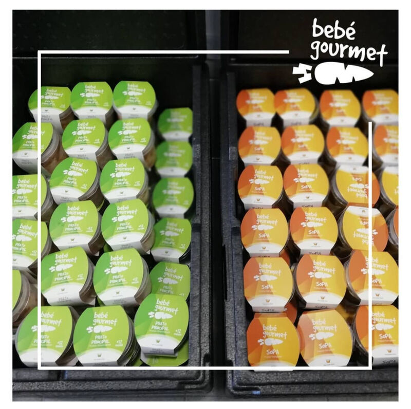 Refeições transportadas em caixas isotérmicas certificadas, para manter as refeições na temperatura adequada.