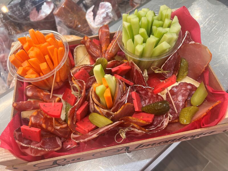 plateau de charcuterie et légumes frais 