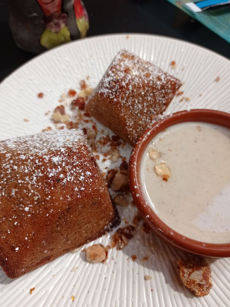 Pyramides à la farine de châtaigne et aux noix avec sa crème anglaise maison