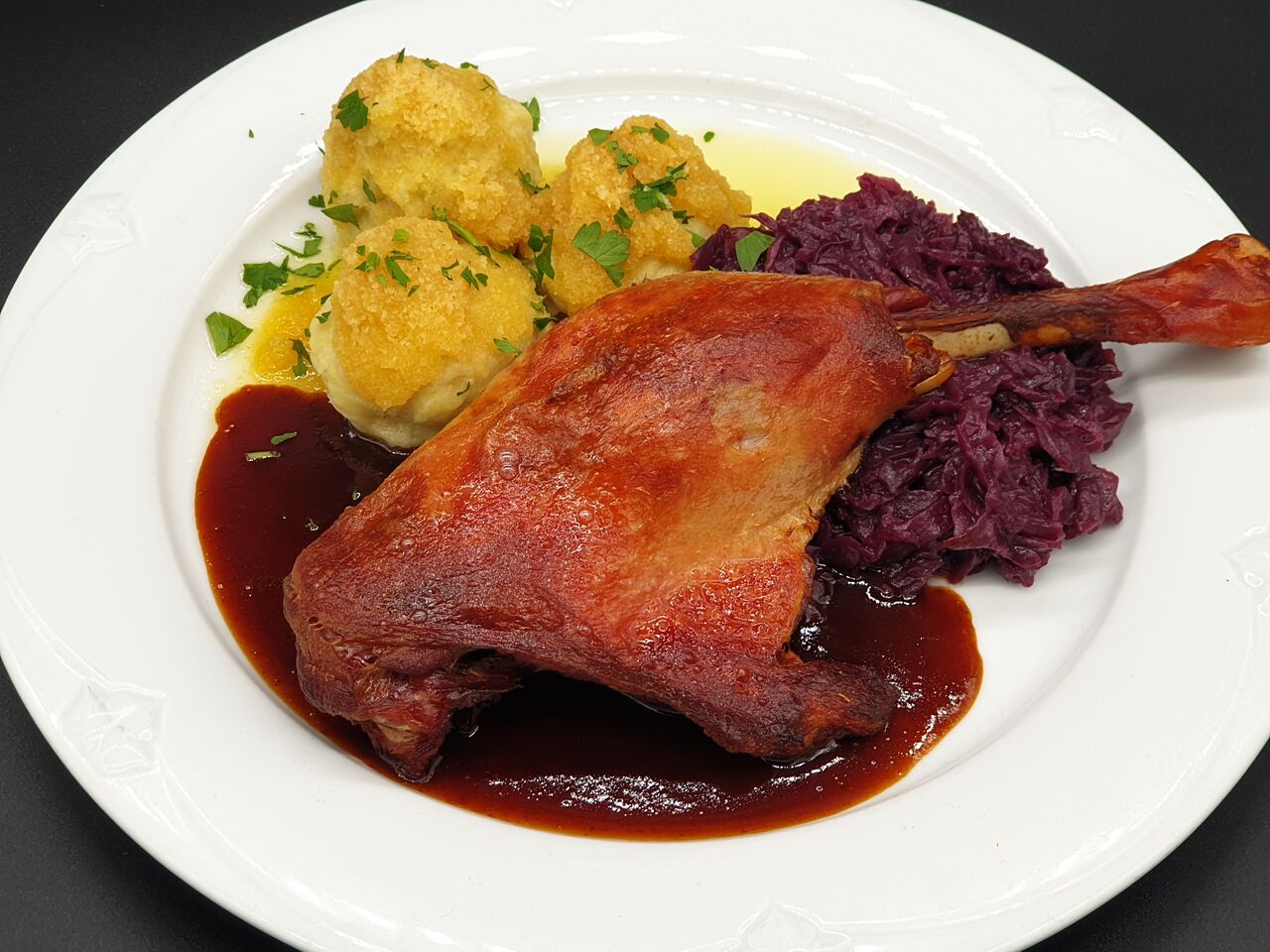 Gänsekeule mit Rotkohl und Knödel