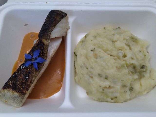 Pavé de cabillaud, écrasée de pommes de terre à l'aillet, sauce huile d'olive, poivrons grillées et piment d'espelette