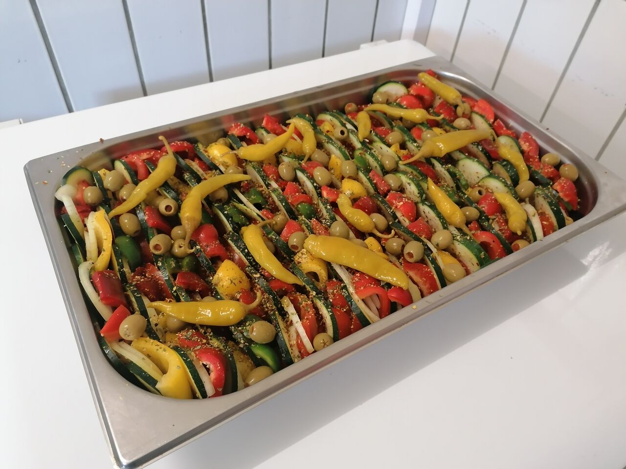 ein MUSS auf nahezu jedem Event: Ofengemüse mit u.a. Oliven, Peperoni und mediterranem Gewürz.