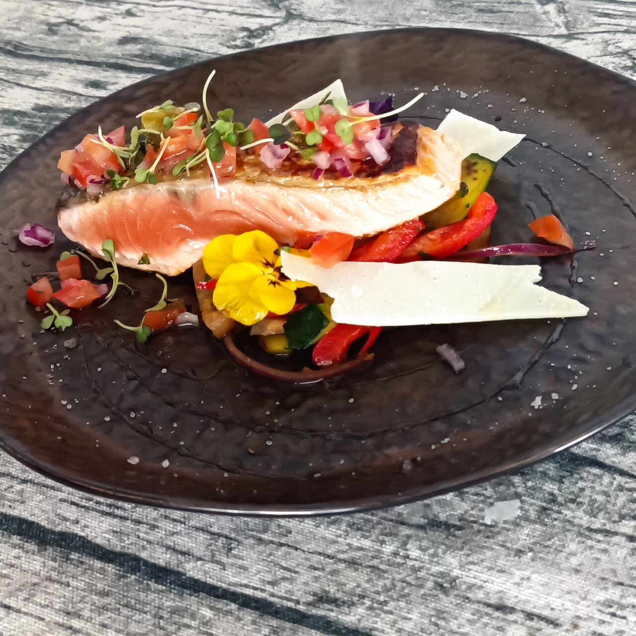 Pavé de saumon grillé, wok de légumes