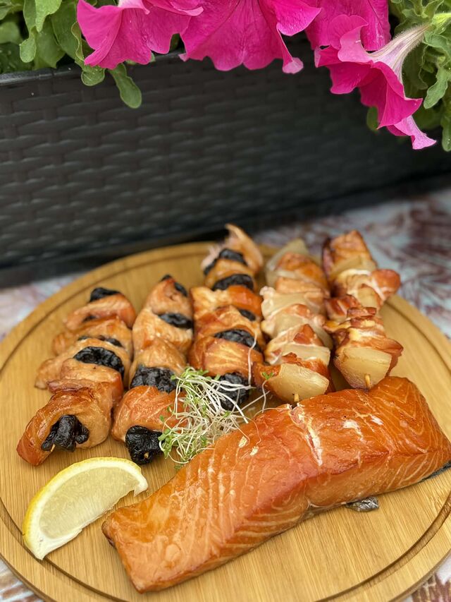 Wędzony łosoś oraz szaszłyki z łososia 