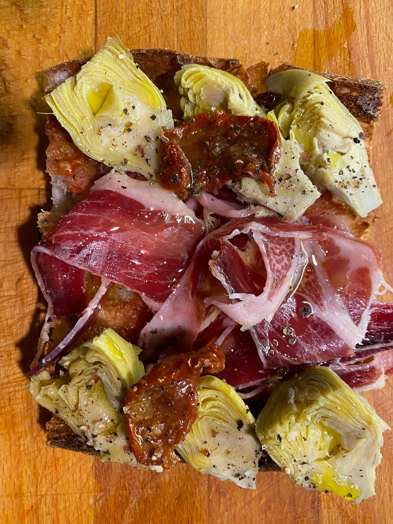 Carxofa confitada, pernil i tomàquet sec 