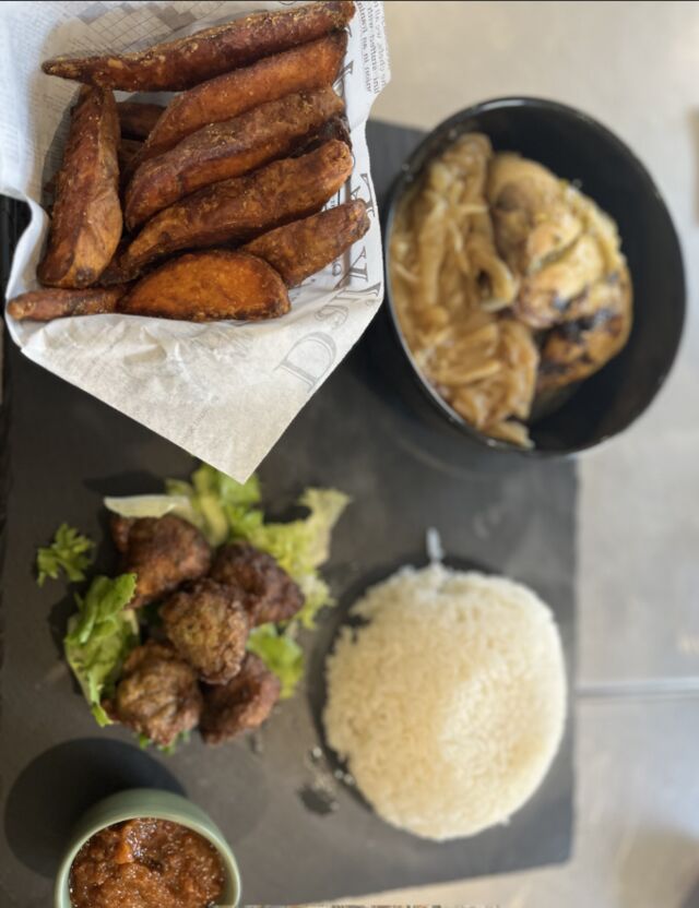 Assiette garnie de patates douces accompagnées de son Yassa, ils sont riz et ses Accras