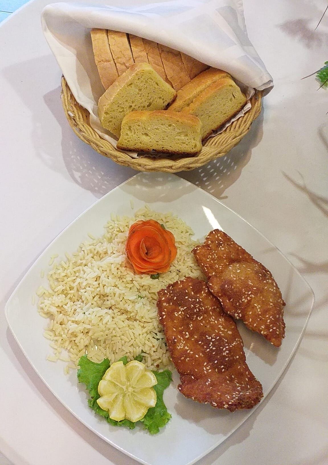 Pileći odresci u sezamu, rizi bizi, salata