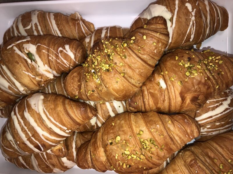 Ogni sera da noi potrete trovare i nostri irresistibili cornetti appena sfornati, e ce n’è davvero di tutti i gusti... ♥️?