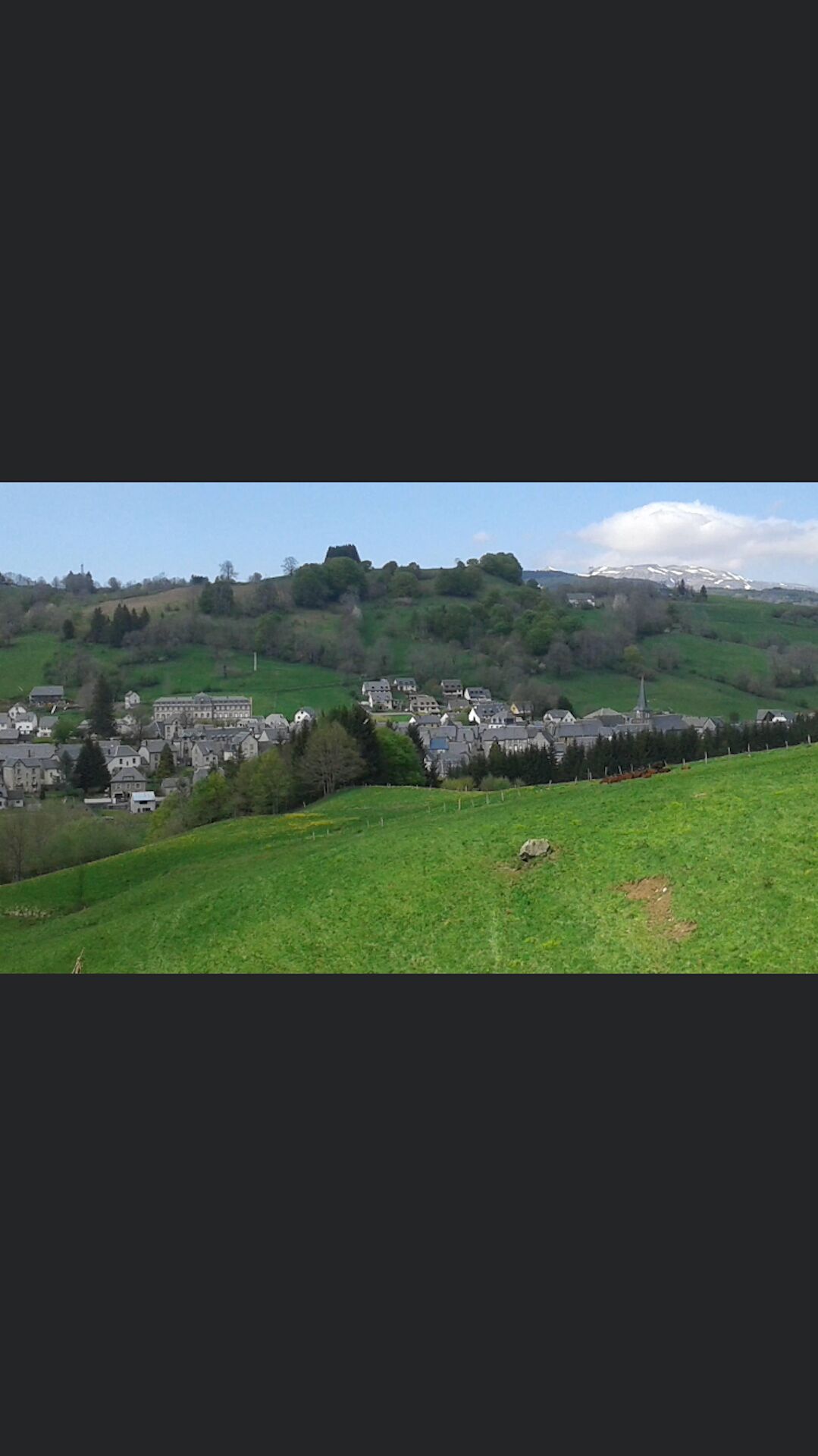 Village d'Egliseneuve d'Entraigues .
