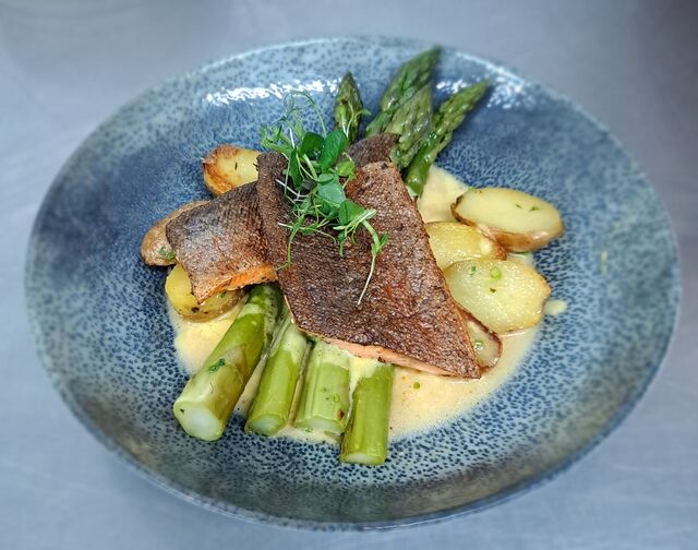 Gebratenes Lachsforellenfilet mit grünem Spargel, Zitronen-Buttersauce und Gourmeterdäpfel
