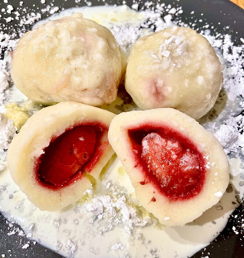 Tvarohový knedlík s jahodou / 420g / 84,-Kč 