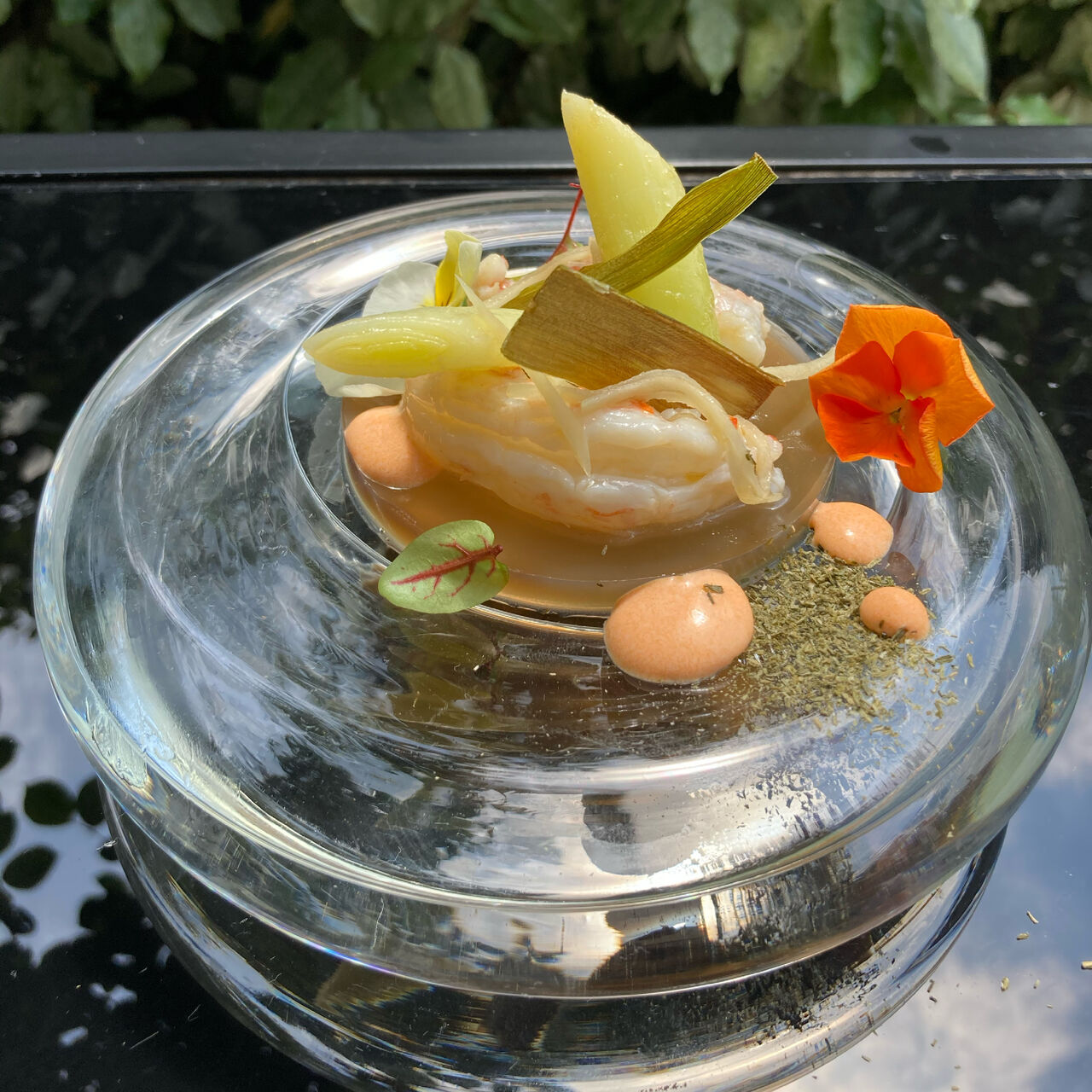 Consommé de langoustines, yuzu, crème de chorizo, mini poireaux au beurre fumé et wasabi