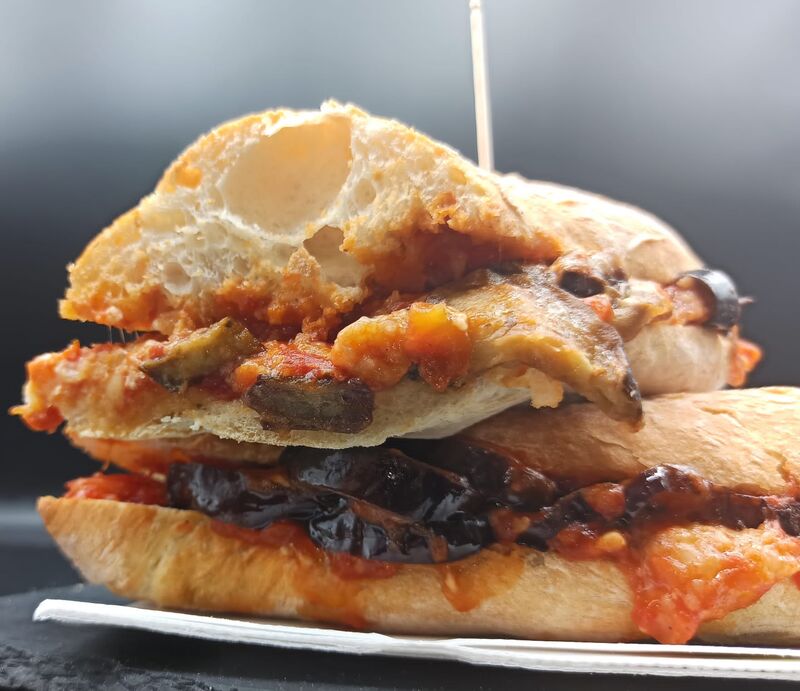 Cerchi un panino gustoso? La risposta è il nostro MACCHIA NERA con la parmigiana di melanzane