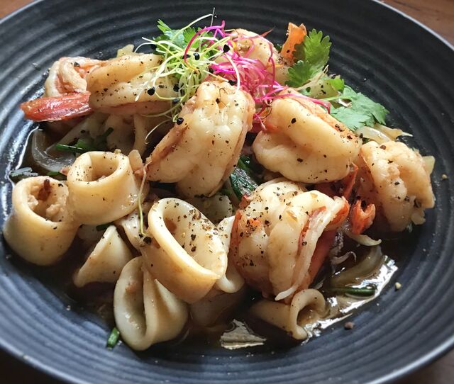 Sauté de calamars et crevettes au poivre de Kampot 