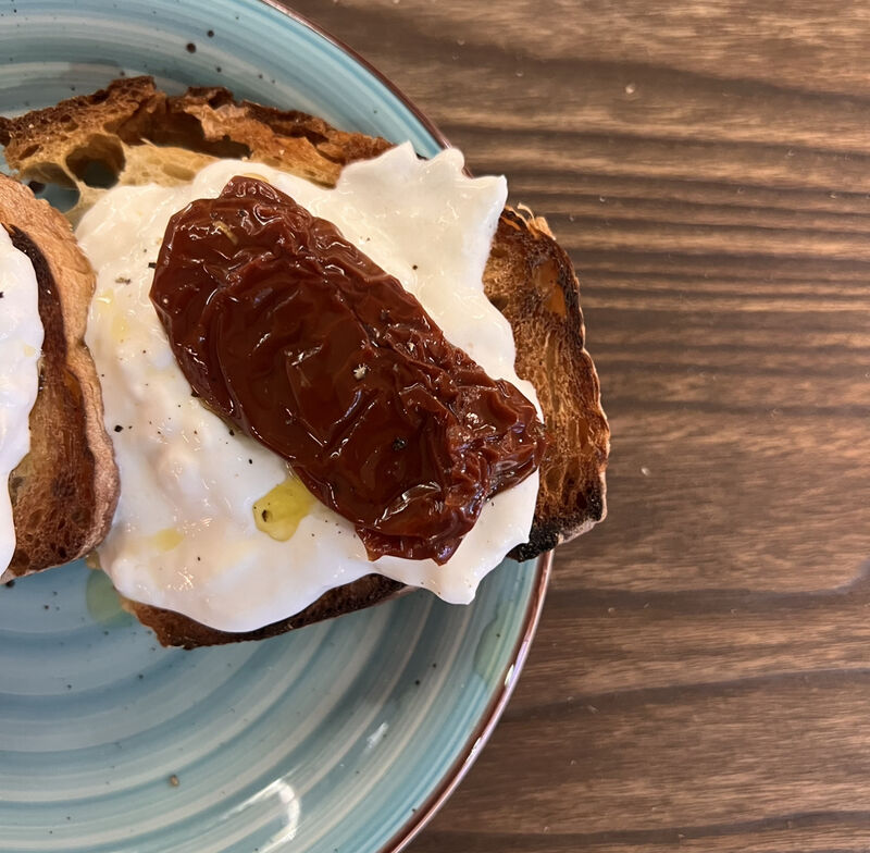 Crostino con stracciatella di bufala e pomodori secchi