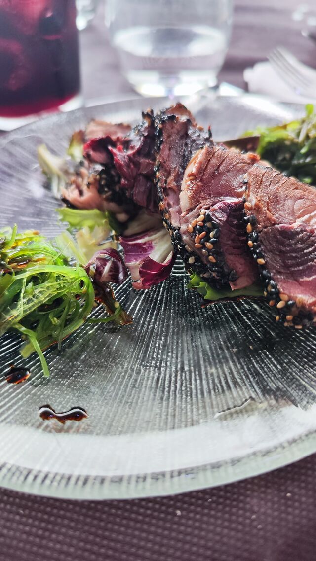 Atún rojo con ensalada de algas wakame 