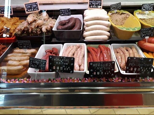 Vitrine chipolatas, merguez andouillettes, boudins blancs.