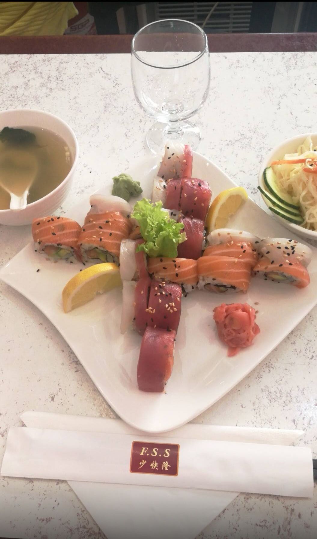 Menu delice 16.80€
16 maki couleur
Soupe, salade
(saumon, thon, daurade, avocat, concombre) 