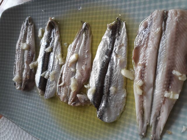 o tradicional Biqueirão em vinagre servido com azeite e alho