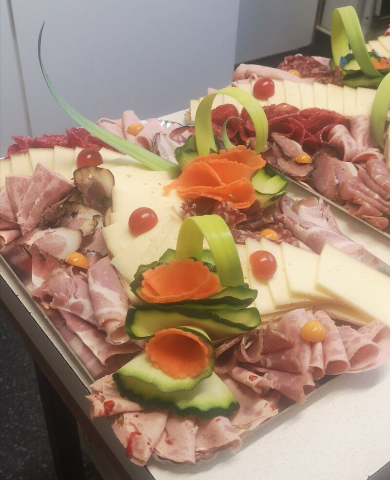 Régalez-vous avec nos plateaux raclettes, avec ou sans fromage, joliment décorés ! 