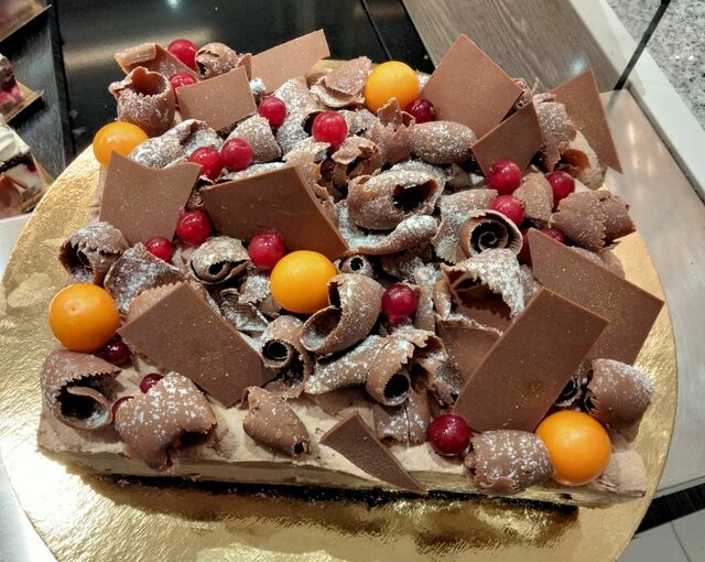 le Choco poire
mousse chocolat blanc vanillé, mousse chocolat au lait, poire caramélisées au miel, coulis de carambar