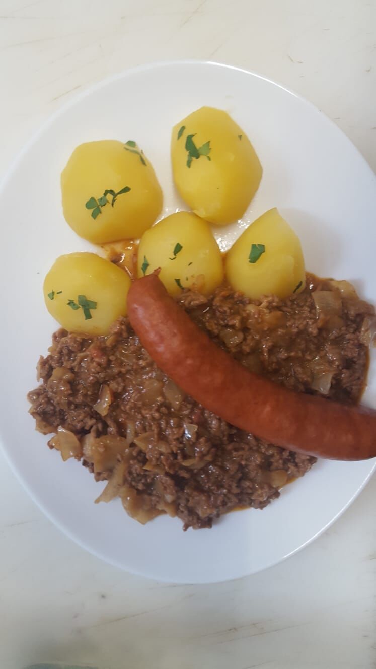 - „Kohl-Hack-Pfanne“ mit Salzkartoffeln und Kochwurst -