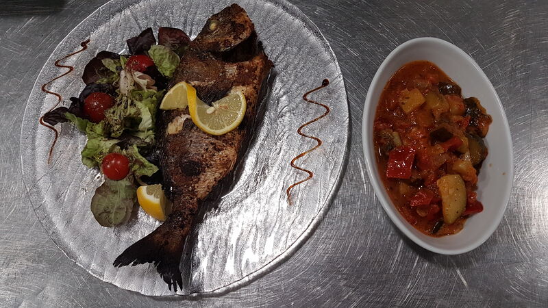 DAURADE ROYALE ENTIERE : marinée (huile d'olive, cumin et ail), accompagnée de sa ratatouille et salade