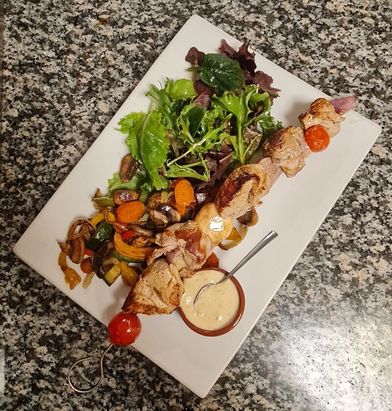 Plat du jour : Brochette de poulet et légumes