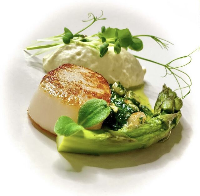 -Les Noix de Saint-Jacques justes saisies, asperges vertes en deux textures et pesto à l’ail des ours ...