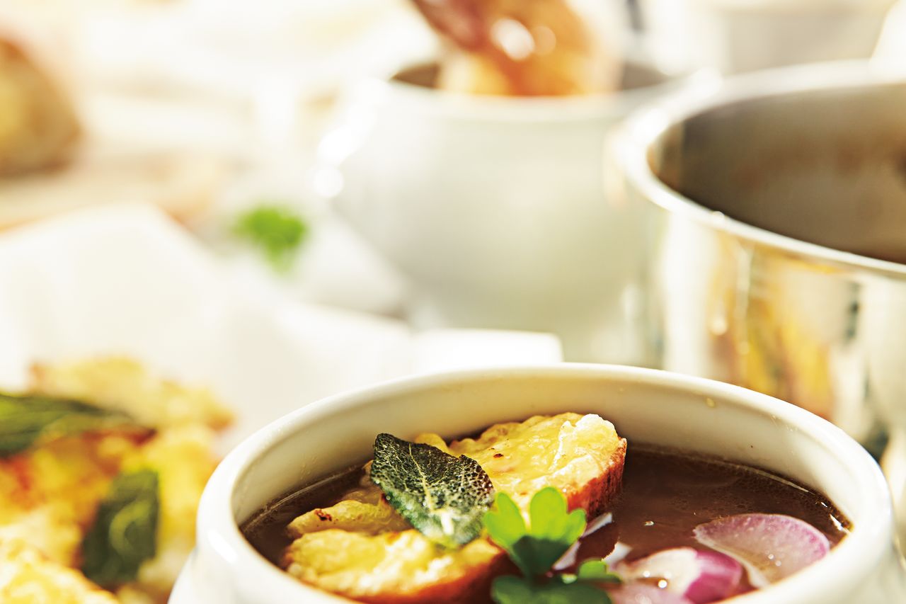 Frühstück-Mittagstisch-Salate-Suppen-Wurst-Pommes-Pasta-Nachspeisen