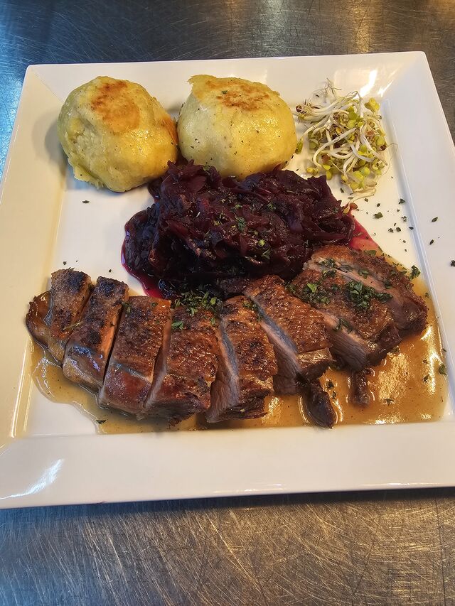 Gänsebrust mit Rotkraut und kartoffelknödel